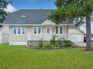 18 Homecrest Ct, Oceanside, NY 11572