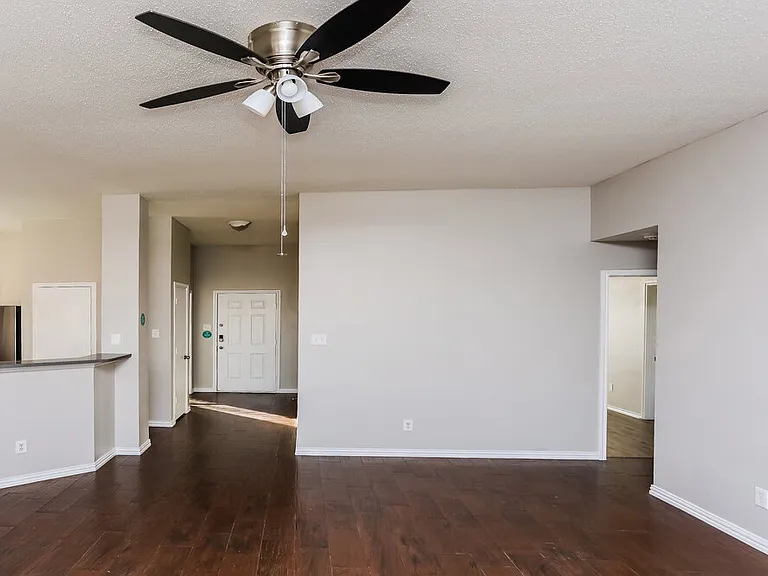 312 Singleton Dr — Photo 3