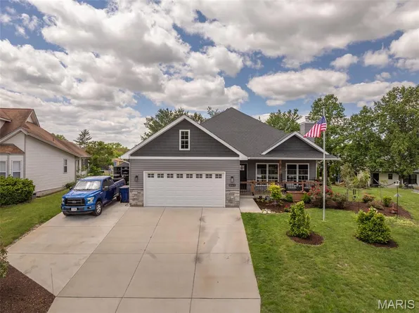 10465 Village Ln, Foristell, MO 63348