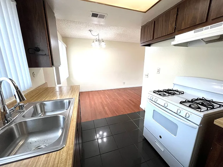 319 Josie Cir — Photo 16