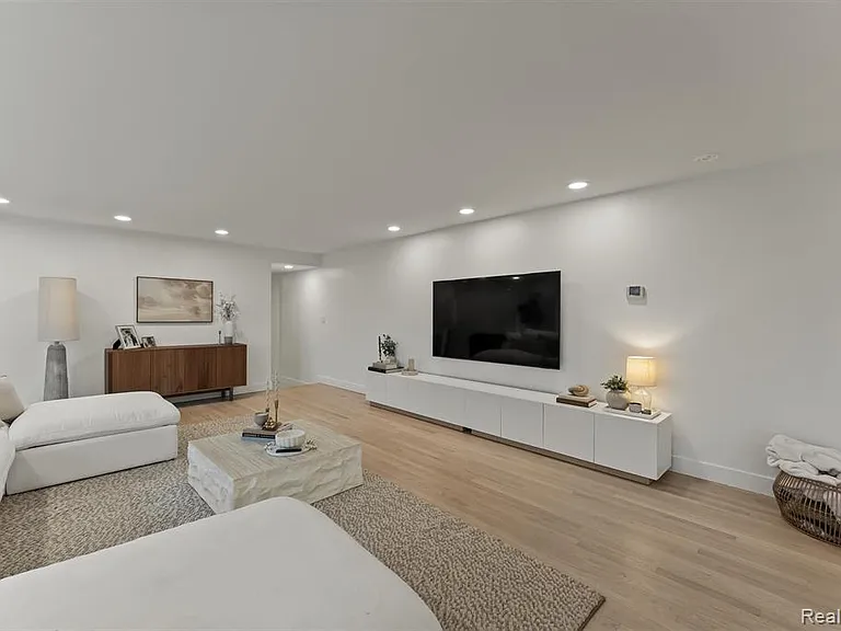 1935 Hillwood Dr — Photo 13