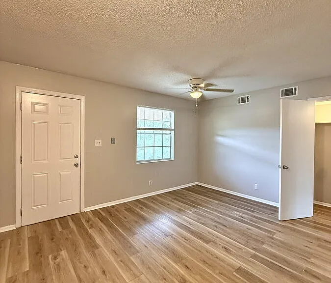 101 Woodhouse Ln #D — Photo 3
