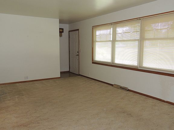 3rd image of 1609 Carolyn Dr