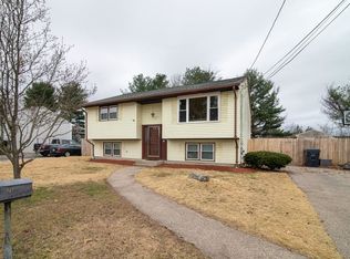 25 Oakridge Ct, Warwick, RI 02886