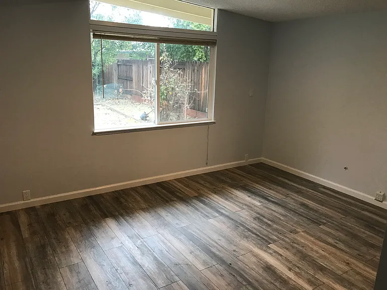 1201 Kent Dr — Photo 3