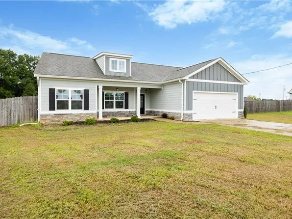 4 Belmont Dr, Fort Mitchell, AL 36856