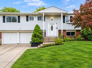 9 Thorman Ln, North Babylon, NY 11703