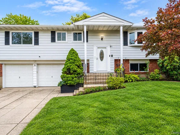 9 Thorman Lane, North Babylon, NY 11703