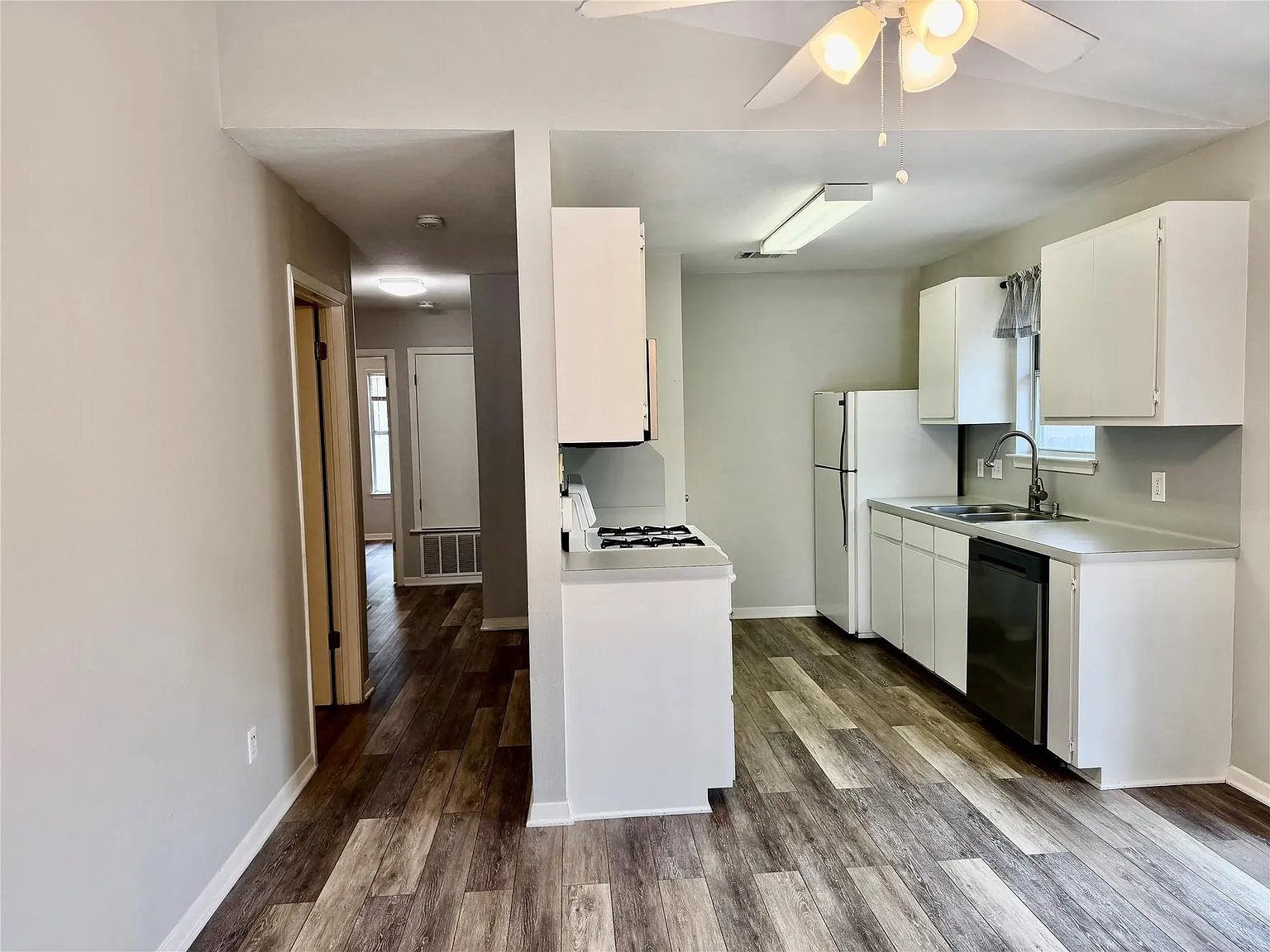 3 bed, 2.0 bath, 1128 sqft, $1,750 — Photo 4