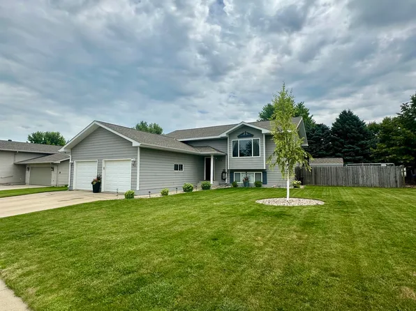312 29th St NW, Watertown, SD 57201