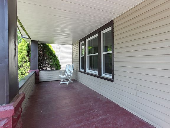 3rd image of 9814 Gambier Ave