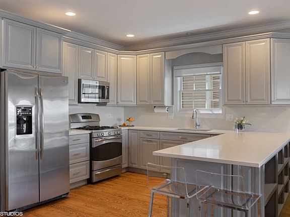 3rd image of 1834 W Oakdale Ave