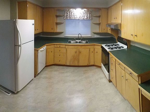 Very spacious kitchen with ample storage and countertop spac