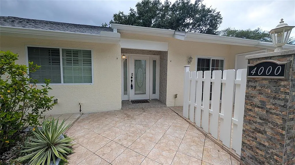 3 bed, 2.0 bath, 1298 sqft, $2,300 — Photo 2