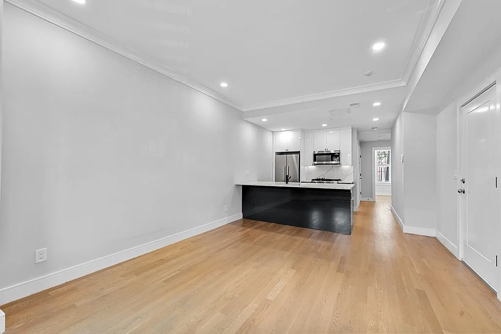 2 bed, 695 sqft, $4,600 — Photo 2