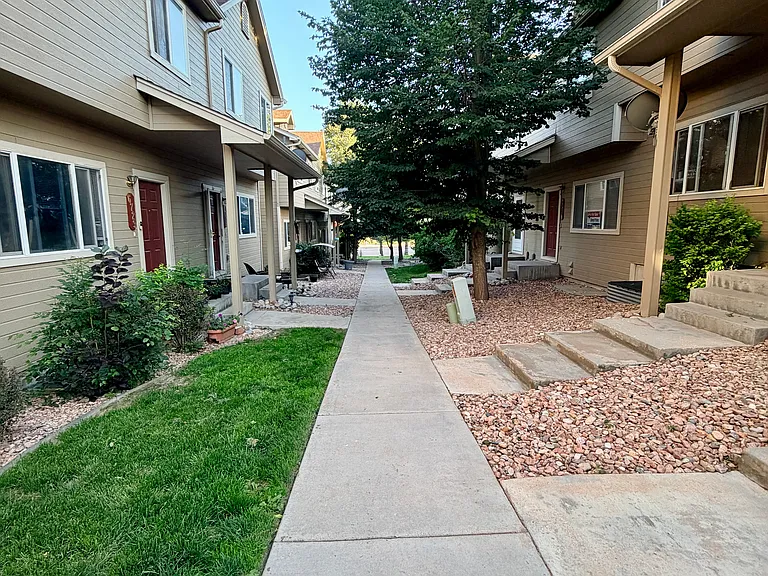 Approach to entryway from north side.