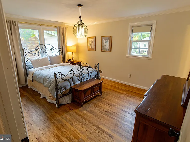 605 Kensington Ave — Photo 4