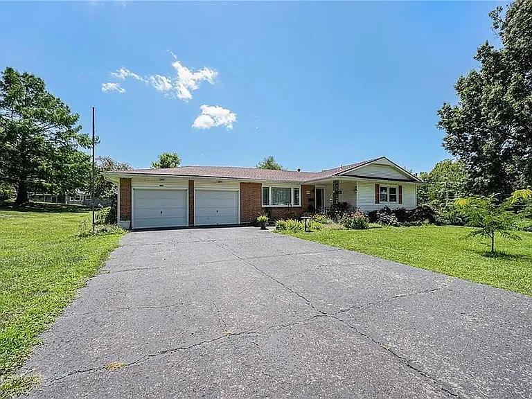 3 bed, 1.5 bath, 1292 sqft, $1,600 — Photo 2
