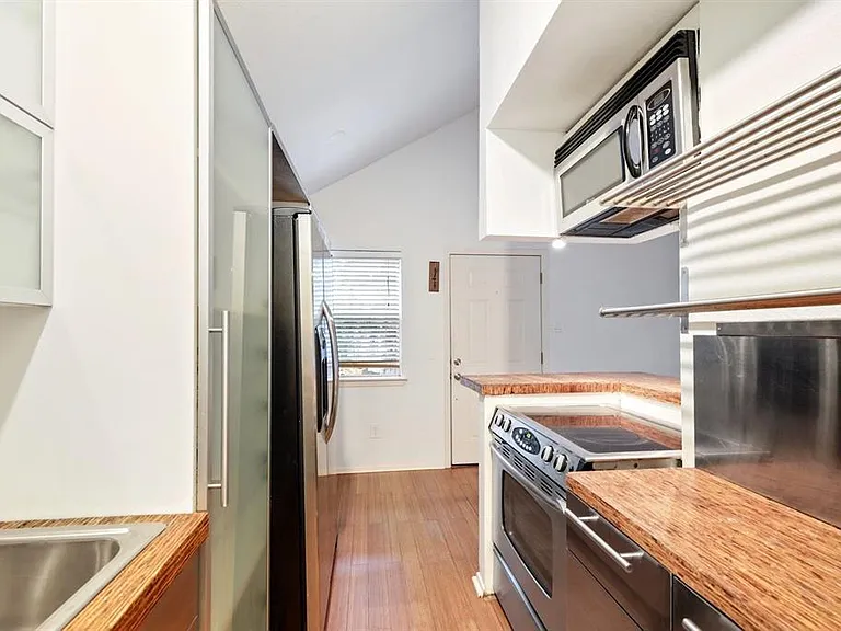 1110 W 22nd St #8 — Photo 4