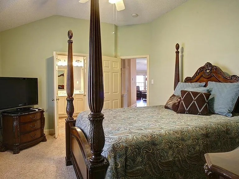 4506 Highlands Dr — Photo 2