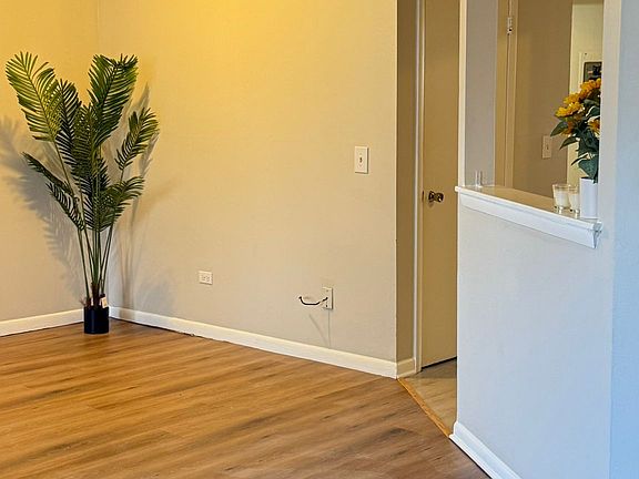 4th image of 1119 E Algonquin Rd APT 2