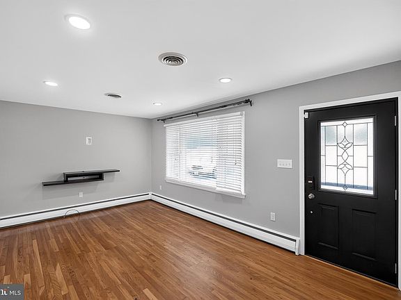 3rd image of 5829 Woodbine Rd