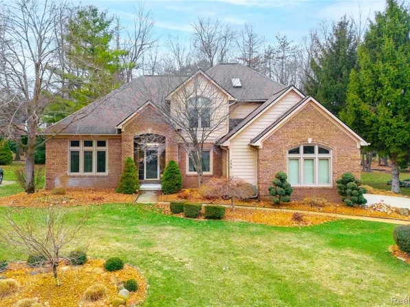 135 Great Pines Dr, Oxford, MI 48371