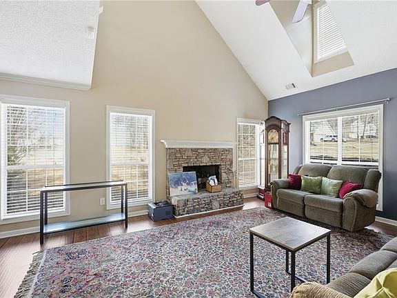 4th image of 355 Radcliffe Trce