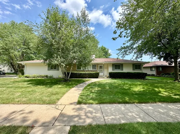 953 Chippewa Dr, Elgin, IL 60120