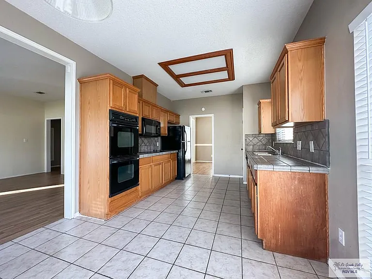 3453 Burgundy Dr — Photo 6