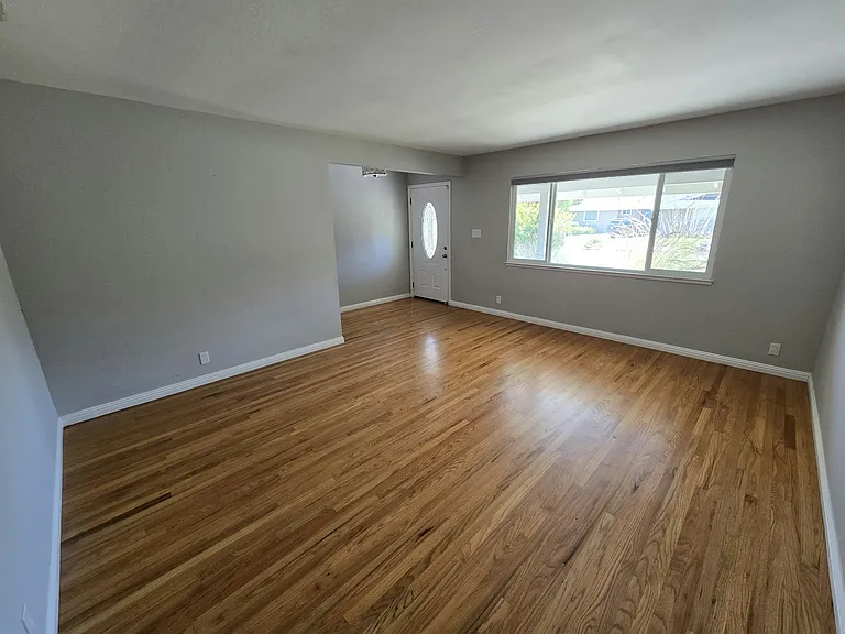 Front Living Room 16'3" x 13'6"