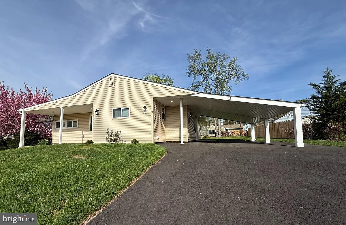 Building Photo - 11 Barberry Ln