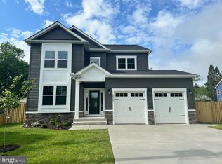 8504 Thomas Dr, Manassas, VA 20110