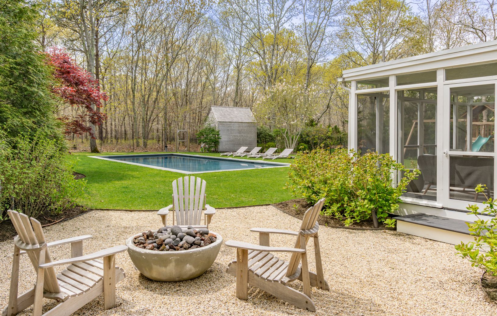 Outdoor gas fire pit