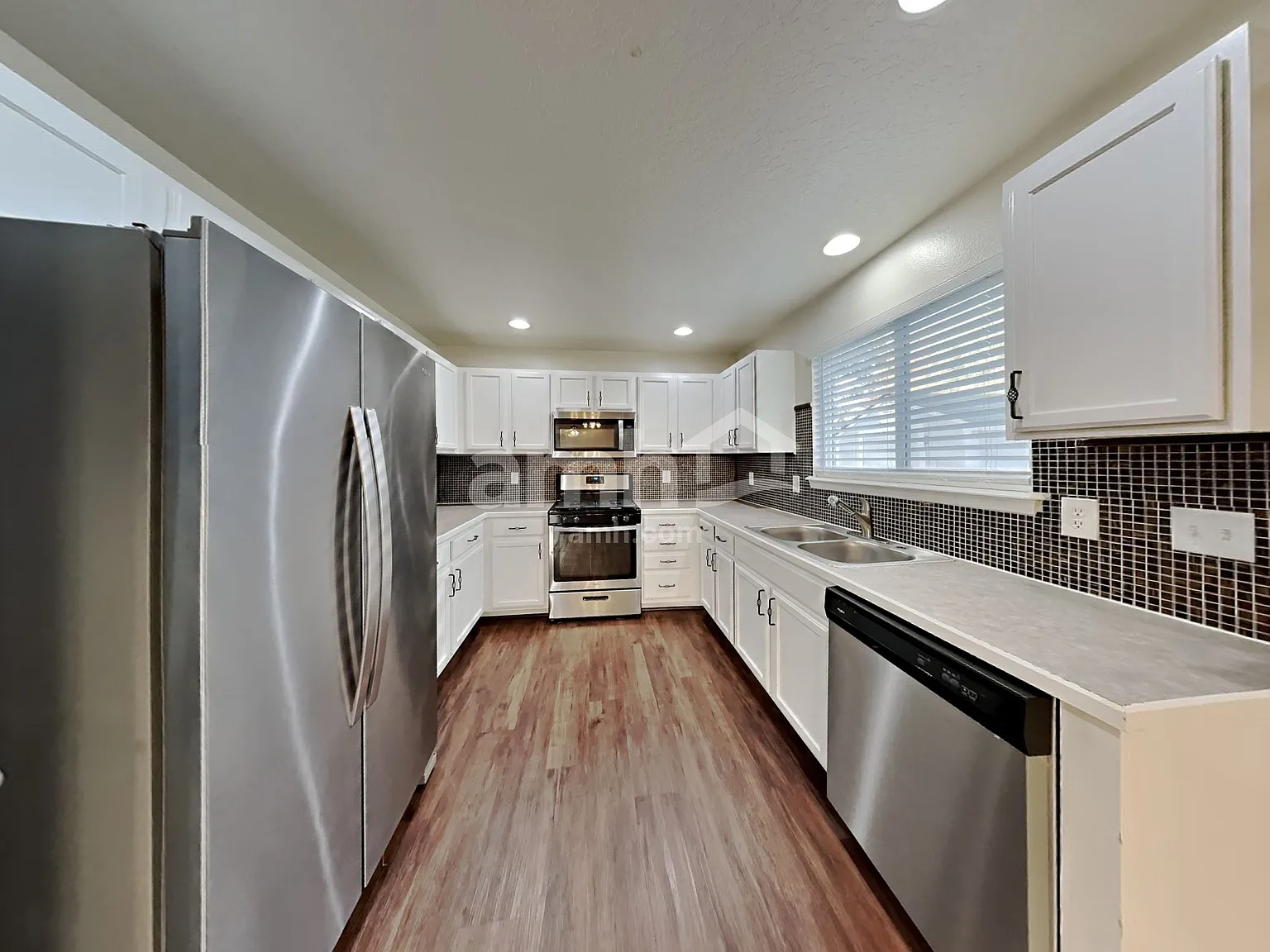 4 bed, 2.5 bath, 2304 sqft, $2,840 — Photo 3