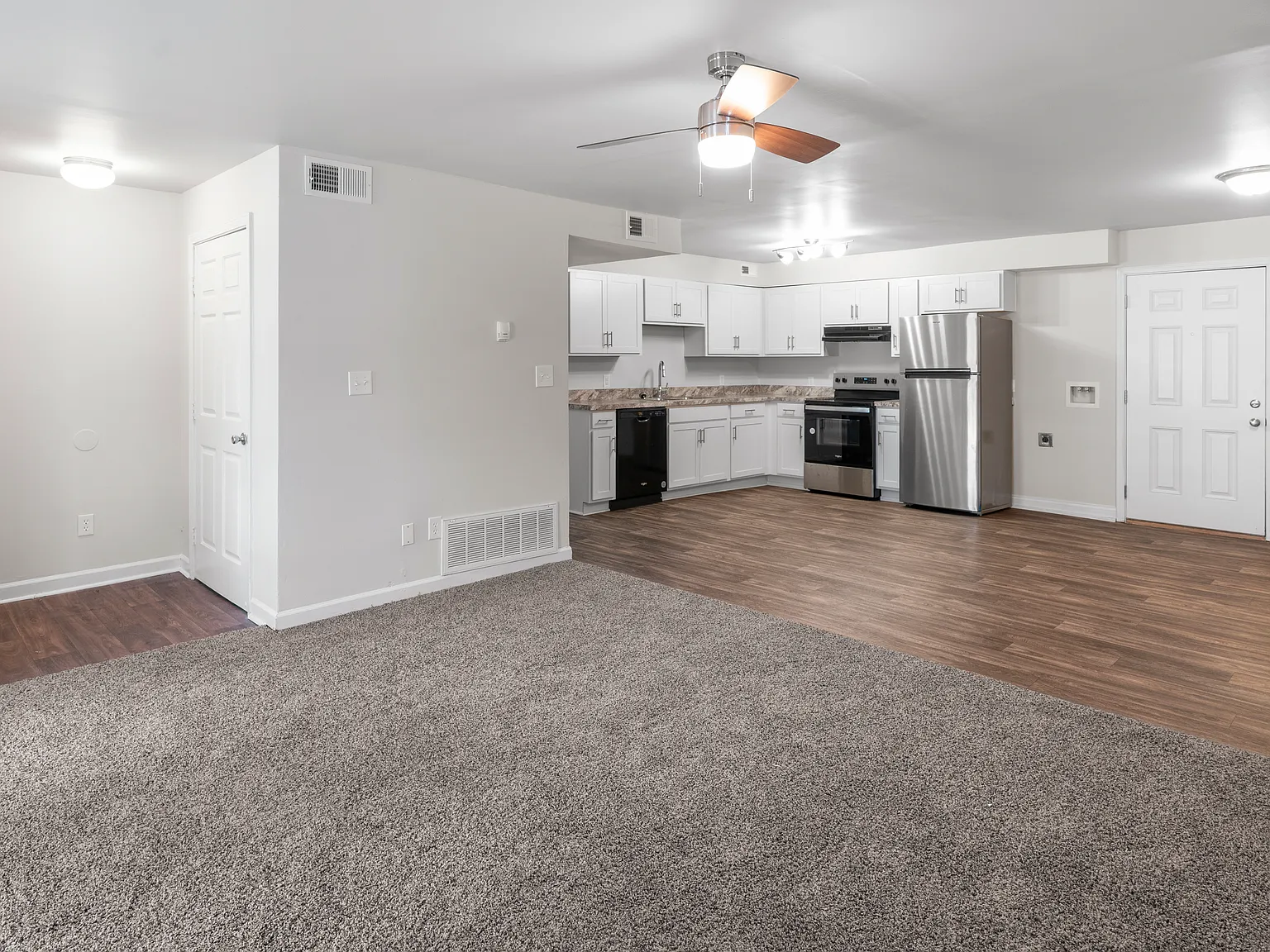 2 bed, 1.5 bath, 1077 sqft, $1,299 — Photo 4