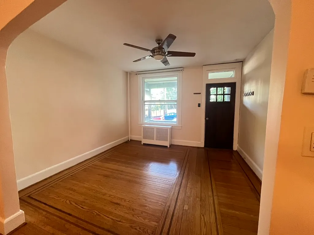 915 W 33rd Street — Photo 2