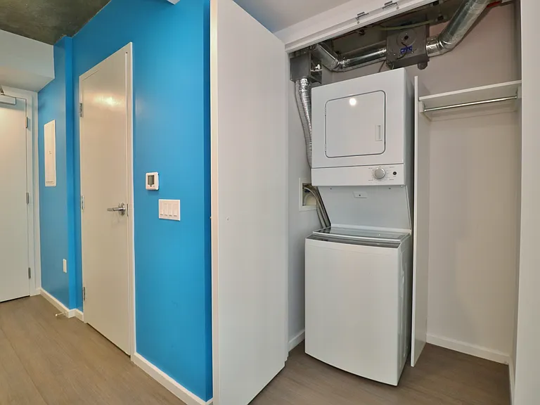 105 Champagne Ave S — Photo 33