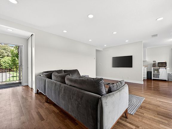 3rd image of 900 Cambridge Drive #84