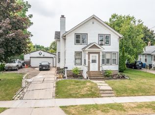 1017 Waugoo Ave, Oshkosh, WI 54901