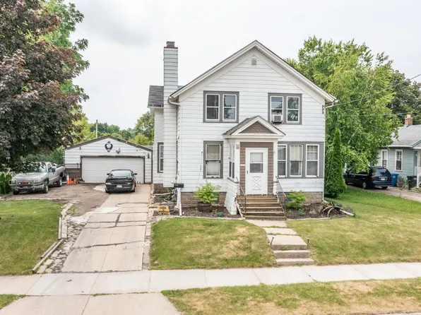 1017 Waugoo Ave, Oshkosh, WI 54901