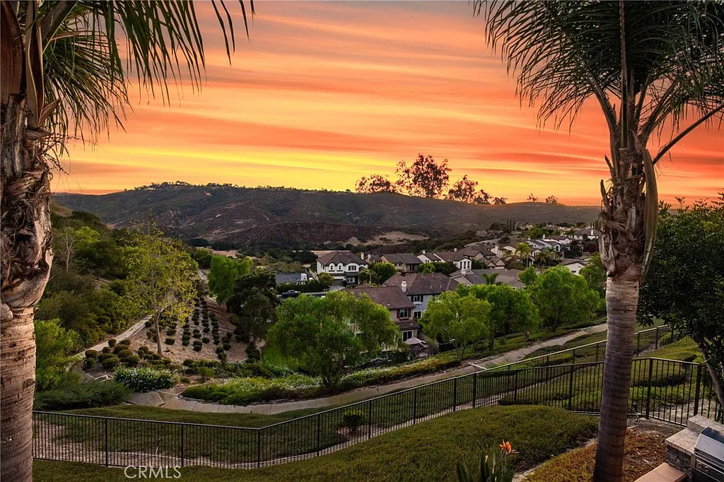 5 bed, 5.5 bath, 3922 sqft, $10,950 — Photo 1