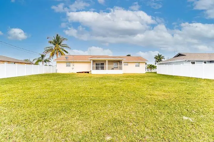 774 NW Floresta Dr — Photo 2
