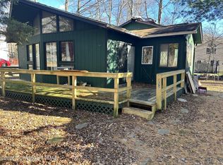 912 Country Place Dr, Tobyhanna, PA 18466