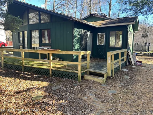 912 Country Place Dr, Tobyhanna, PA 18466