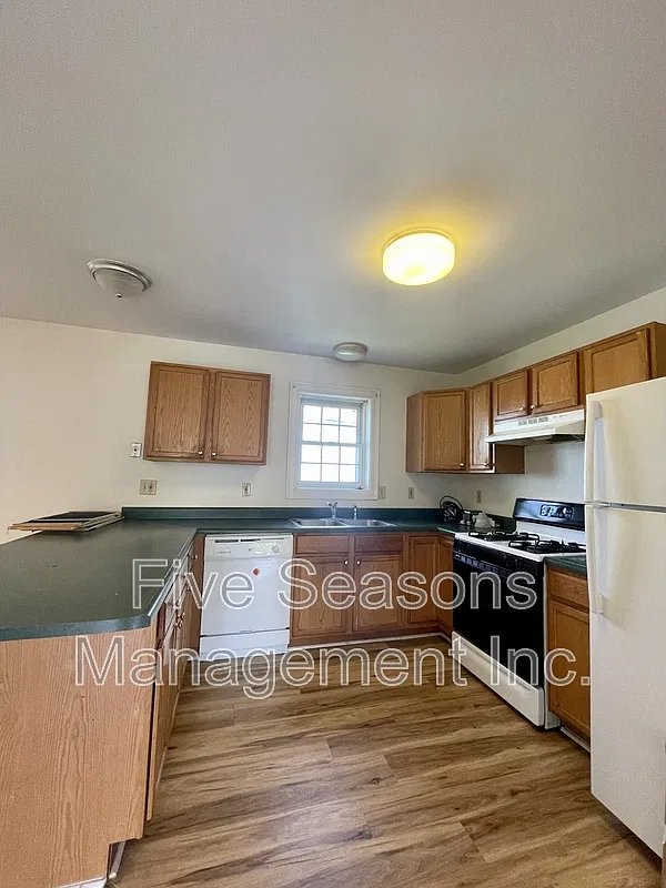3 bed, 1.0 bath, 850 sqft, $2,700 — Photo 3