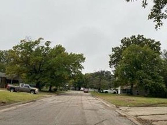 Exterior Neighborhood (street photo)