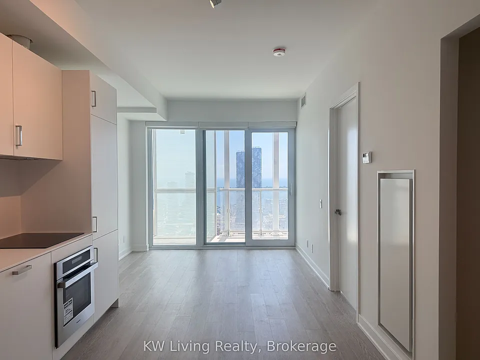 88 Queen St E #5005