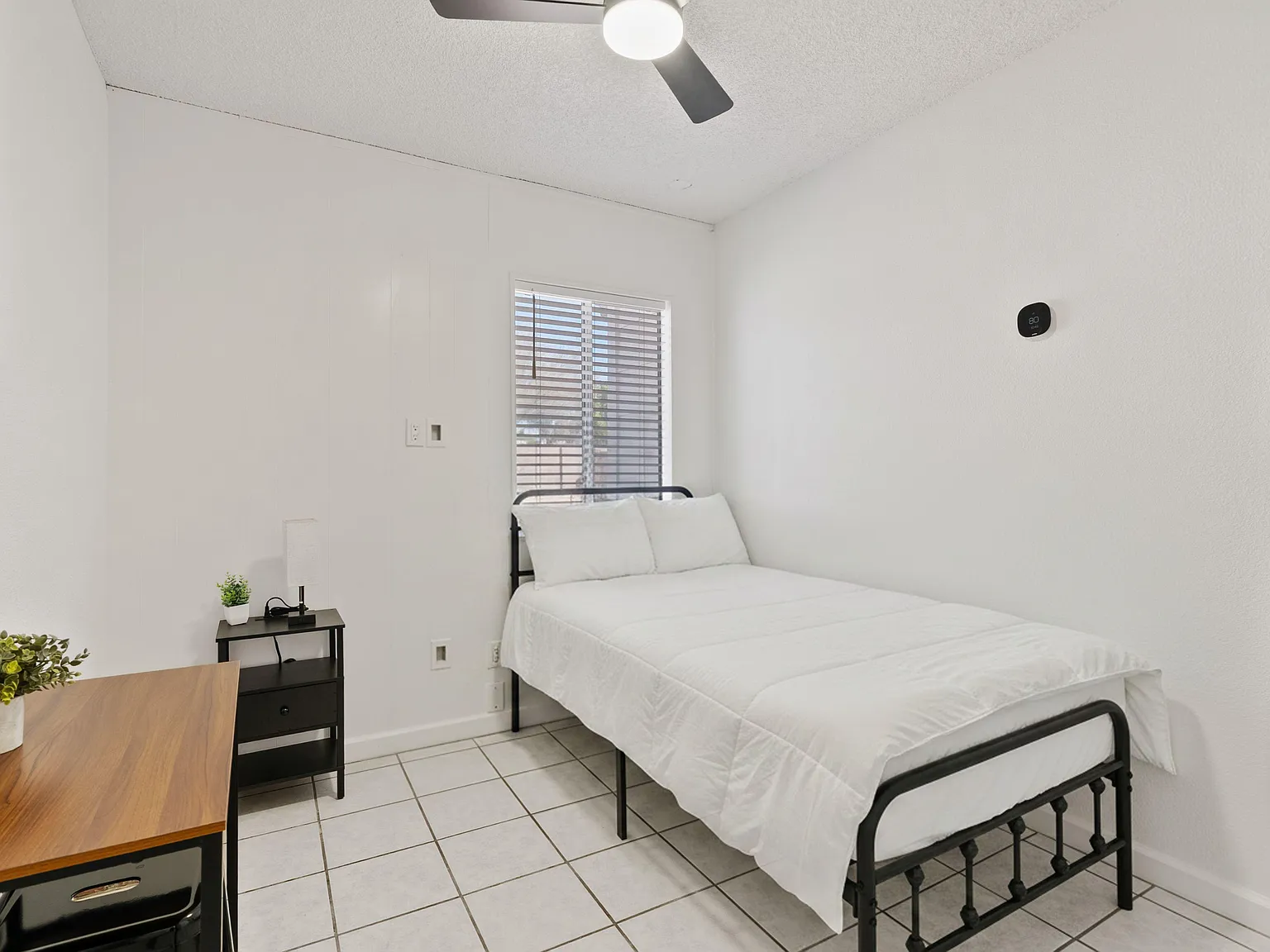 4 bed, 3.0 bath, 2200 sqft, $884 — Photo 1