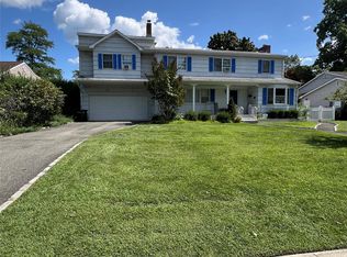 11 Colonial Ln, Bellport, NY 11713